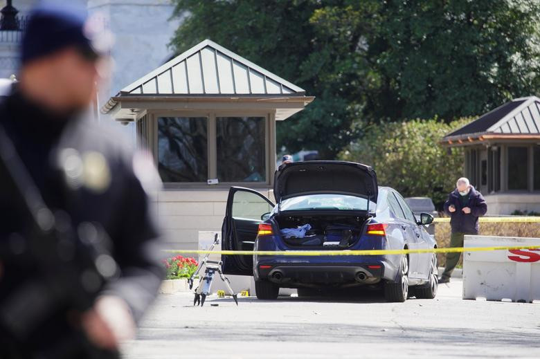 Chiếc ô tô nghi phạm điều khiển lao vào hàng rào cảnh sát bên ngoài tòa nhà Quốc hội Mỹ hôm 2/4/2021.