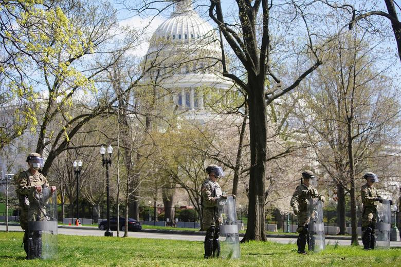 Lực lượng Vệ binh Quốc gia Mỹ đứng gác trên các con phố xung quanh Điện Capitol ngày 2/4.