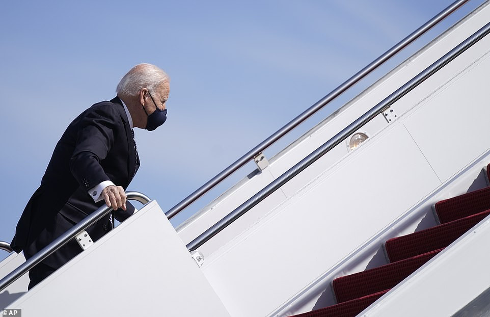 Đoạn video được ghi lại cho thấy, ông Biden đang rảo bước khá nhanh trên cầu thang thì bị vấp ngã. Ông lấy lại thăng bằng, đi tiếp và lại ngã một lần nữa. Ảnh: AP.