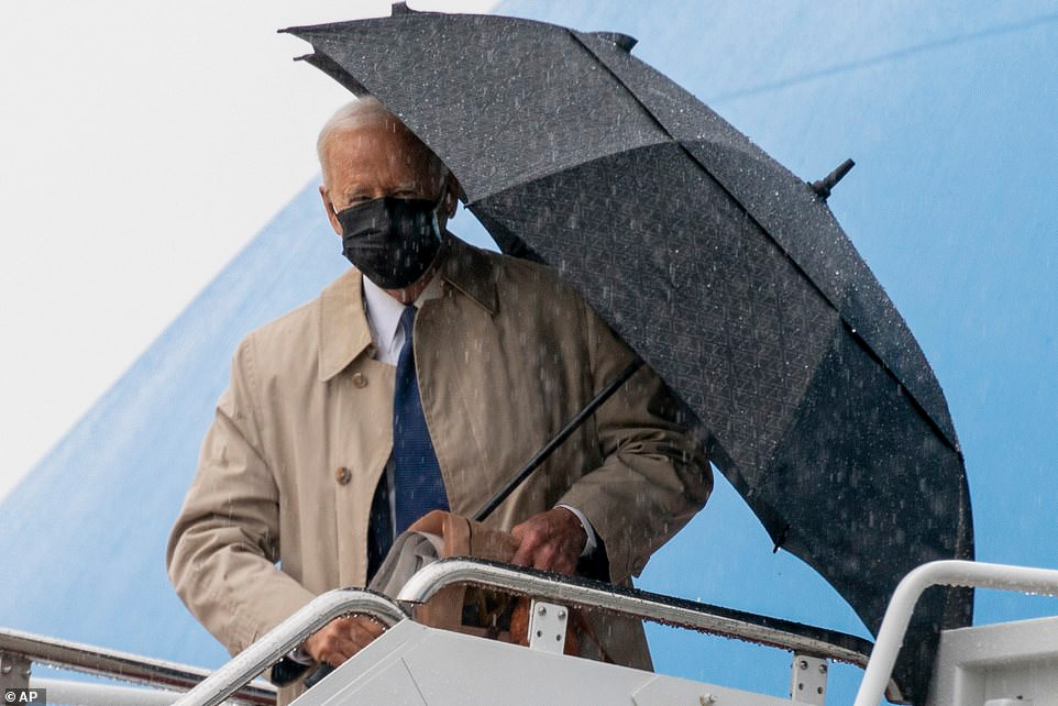 Ông Biden bước đi cẩn thận trên thang nhưng có khoảnh khắc bị vấp vào một bậc thang. Tuy nhiên, lần này ông giữ được thăng bằng và không bị ngã, tiếp tục lên chuyên cơ. Ảnh: AP.