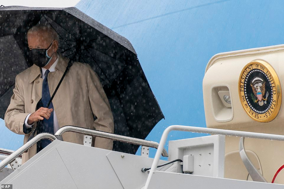 Được biết, đây không phải là lần đầu tiên Tổng thống Biden gặp sự cố khi lên chuyên cơ Không lực Một. Ảnh: AP.