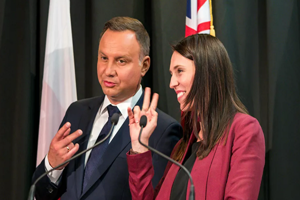 Tổng thống Ba Lan Andrzej Duda (trái) và Thủ tướng New Zealand Jacinda Ardern tại lễ ký kết ở Auckland ngày 22/8/2018. Ảnh: Sputnik.