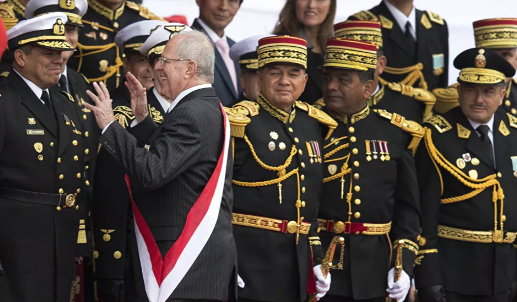 Tổng thống Peru khi đó là ông Pedro Pablo Kuczynski nói đùa trước các sĩ quan khi ông tham dự lễ duyệt binh mừng ngày độc lập của đất nước, tại Lima, Peru, hồi tháng 7/2016. Ảnh: Sputnik.