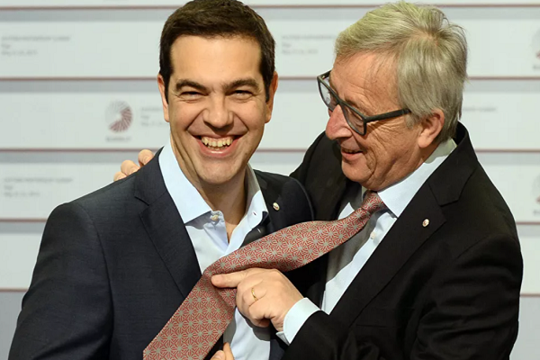 Thủ tướng Hy Lạp khi đó là ông Alexis Tsipras (trái) và Chủ tịch Ủy ban châu Âu Jean-Claude Juncker (phải) vui vẻ cười đùa tại một sự kiện diễn ra ở Riga ngày 22/5/2015. Ảnh: Sputnik.