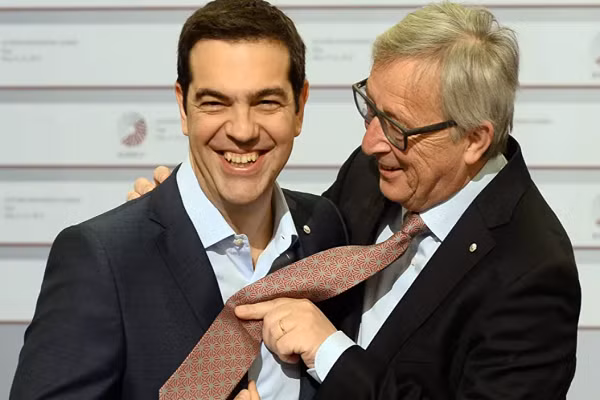 Thủ tướng Hy Lạp khi đó là ông Alexis Tsipras (trái) và Chủ tịch Ủy ban châu Âu Jean-Claude Juncker (phải) vui vẻ cười đùa tại một sự kiện diễn ra ở Riga ngày 22/5/2015. Ảnh: Sputnik.
