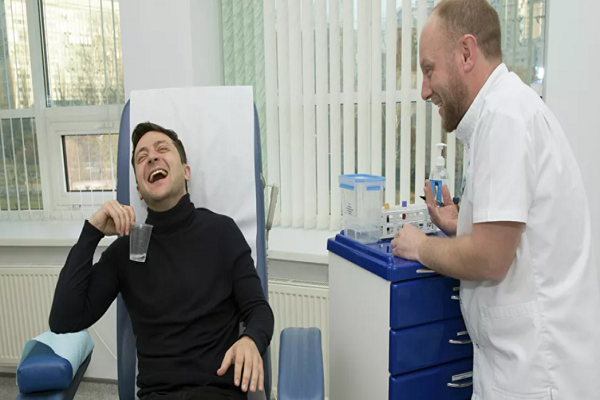 Tổng thống Ukraine Volodymyr Zelenskiy (trái) cười lớn khi đi xét nghiệm máu ở thủ đô Kiev, Ukraine, ngày 5/4/2019. Ảnh: Sputnik.