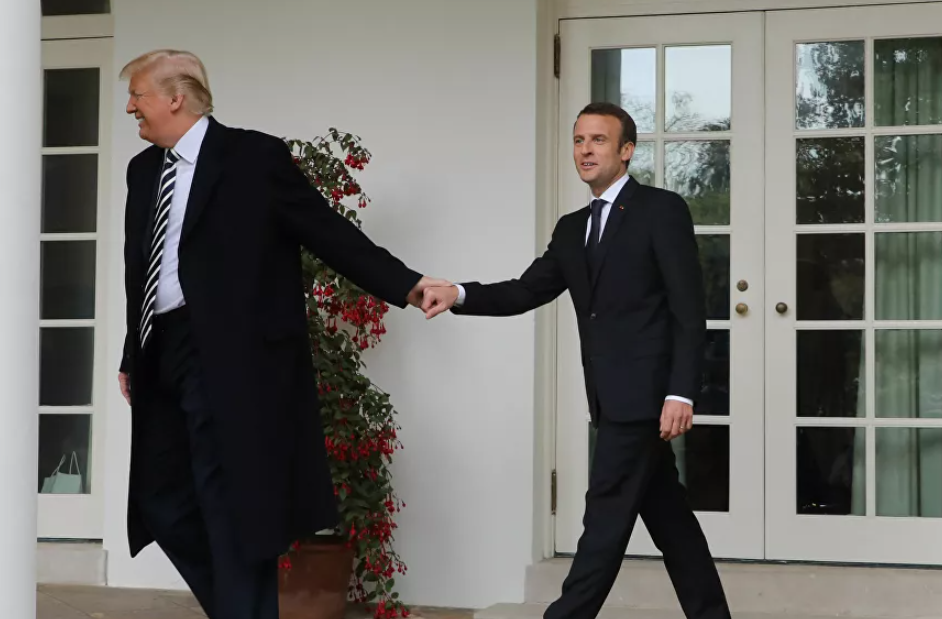 Tổng thống Mỹ khi đó là ông Donald Trump (trái) dắt tay Tổng thống Pháp Emmanuel Macron (phải) tại Nhà Trắng ở thủ đô Washington ngày 24/4/2018. Ảnh: Sputnik.