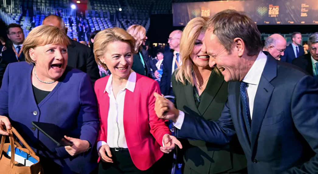 Thủ tướng Đức Angela Merkel (ngoài cùng bên trái) vui cười cùng Chủ tịch Ủy ban Châu Âu Ursula von der Leyen, Tổng thống Croatia khi đó là bà Kolinda Grabar Kitarovic và Chủ tịch Hội đồng Châu Âu Donald Tusk tại sự kiện ở Zagreb ngày 20/11/2019. Ảnh: Sputnik.