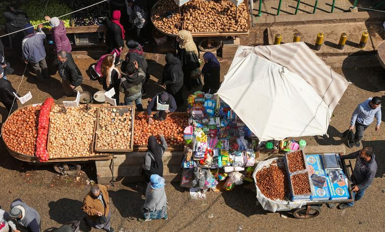 Người dân đi chợ tại một khu chợ ở Beirut, Lebanon, hôm 12/4/2021.
