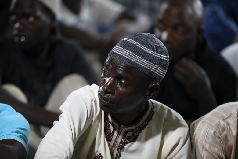 Người đàn ông có mặt tại nhà thờ Hồi giáo Al-Habibiyyah ở Abuja, Nigeria, trong ngày đầu tiên của tháng ăn chay Ramadan.