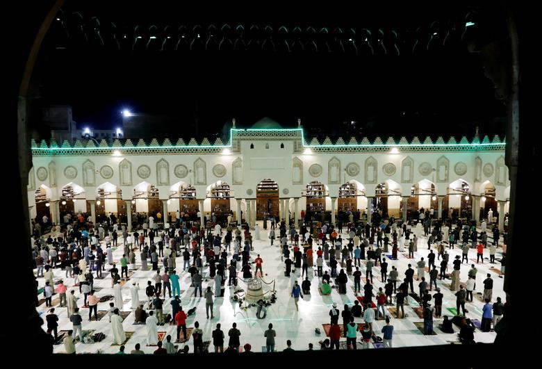 Các tín đồ Hồi giáo cầu nguyện trong Nhà thờ Hồi giáo Al-Azhar tại ở Cairo, Ai Cập, ngày 13/4.