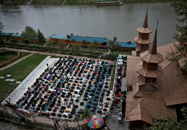 Trong bối cảnh dịch COVID-19 vẫn hoành hành, nhiều quốc gia cho phép người dân đi nhà thờ làm lễ Ramadan nhưng vẫn phải thực hiện các biện pháp phòng dịch như đeo khẩu trang, giãn cách xã hội,...