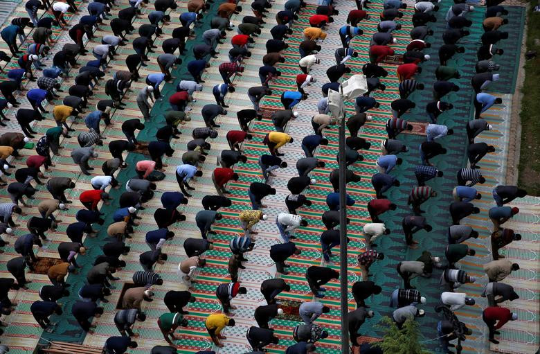 Mọi người cầu nguyện trong ngày đầu tiên của tháng lễ Ramadan ở Srinagar ngày 14/4.