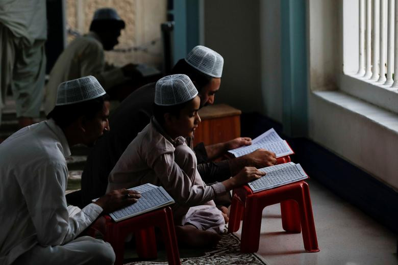 Mọi người đọc kinh Koran tại một nhà thờ Hồi giáo ở Karachi, Pakistan, ngày 14/4.