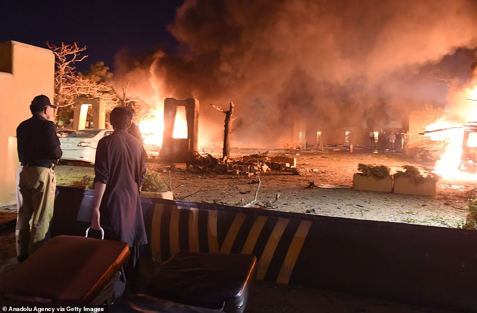 "Một vụ nổ làm rung chuyển khu vực bãi đỗ xe của khách sạn Serena. 11 người đã bị thương", cảnh sát Nasir Malik nói với Reuters.