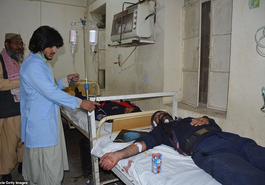 Người bị thương được đưa tới bệnh viện sau vụ đánh bom xe liều chết tại khách sạn Serena.