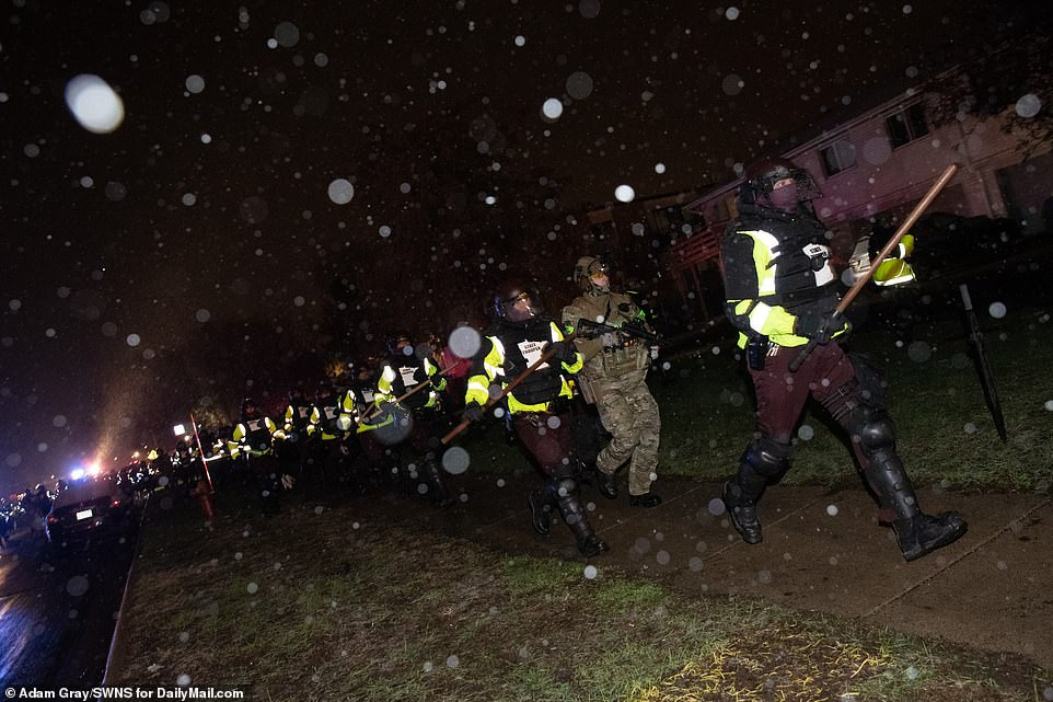 Lực lượng an ninh đuổi theo người biểu tình bên ngoài đồn cảnh sát Trung tâm Brooklyn.