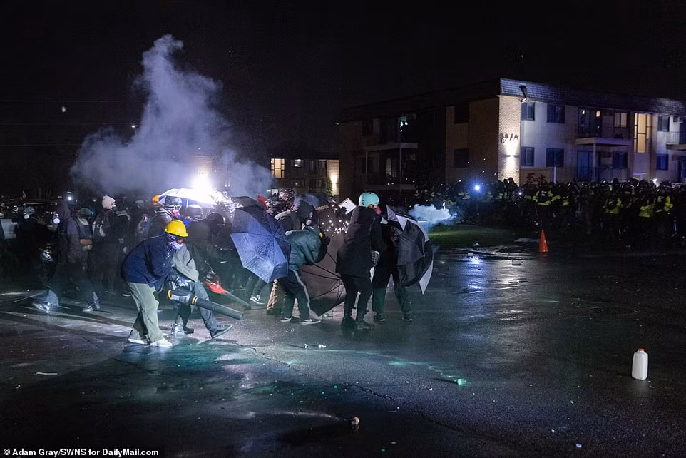 Cảnh sát Mỹ buộc phải nhiều lần bắn đạn hơi cay để giải tán đám đông biểu tình.