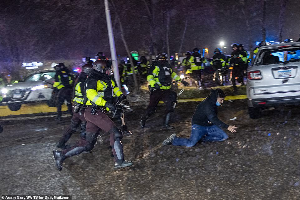 Lực lượng an ninh đang cố bắt giữ một ai đó gần đồn cảnh sát Trung tâm Brooklyn.