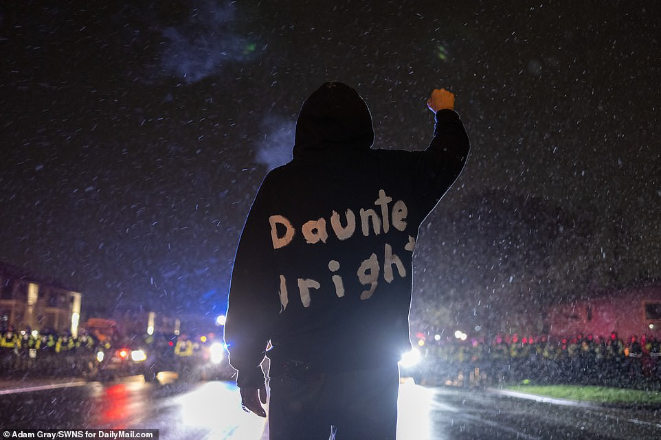 Một người biểu tình mặc áo in tên của Daunte Wright - thanh niên da màu bị cảnh sát bắn chết hôm 11/4.