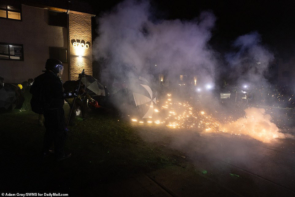 Lực lượng Vệ binh Quốc gia cũng được triển khai để đối phó cuộc biểu tình. Tính đến tối 12/4, Lực lượng Vệ binh Quốc gia tại Minnesota đã được huy động lên hơn 1.000 binh sỹ nhằm đảm bảo trật tự.