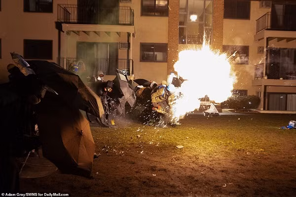 Theo Daily Mail, biểu tình ở Mỹ tiếp diễn tại thành phố Minneapolis, bang Minnesota, bất chấp lệnh giới nghiêm mà chính quyền thành phố đưa ra sau vụ cảnh sát bắn chết thanh niên da màu Daunte Wright hôm 11/4. (Nguồn ảnh: Daily Mail)