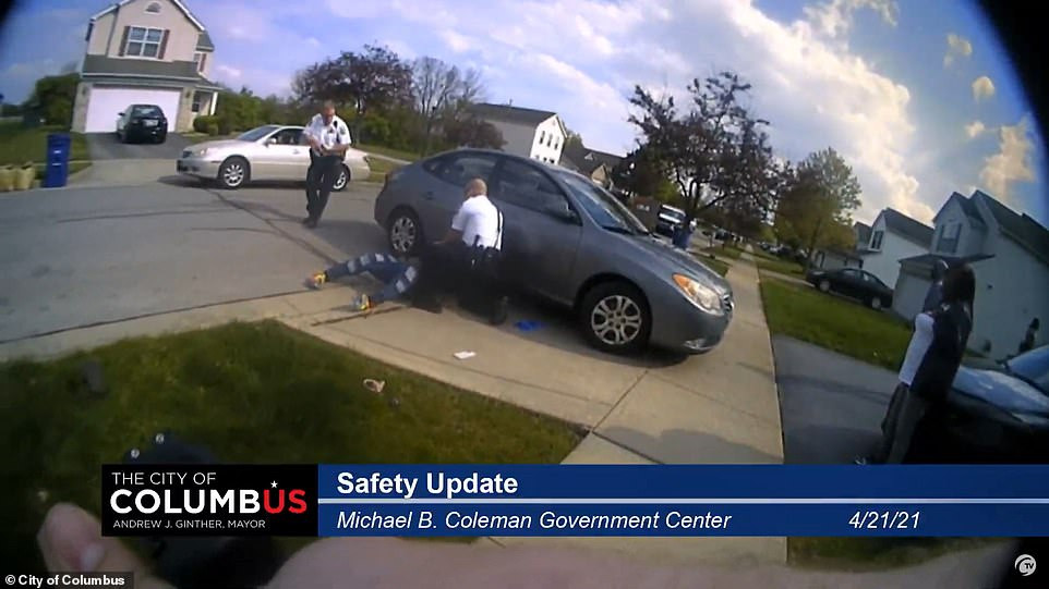 Như tin tức đã đưa, cảnh sát Columbus đã công bố một đoạn video ghi lại vụ việc một sĩ quan cảnh sát bắn chết cô gái da màu Makhia Bryant 16 tuổi hôm 20/4.