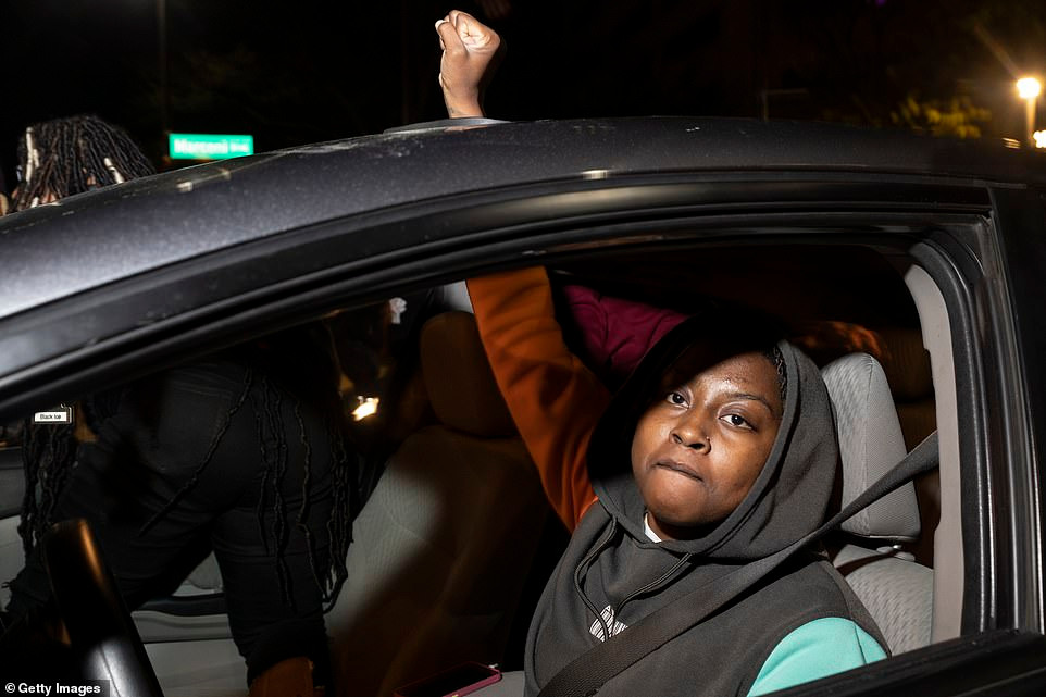 Nhiều người hô khẩu hiệu và giơ tay thể hiện sự đoàn kết với Makhia và những nạn nhân khác trong các vụ nổ súng do cảnh sát thực hiện.