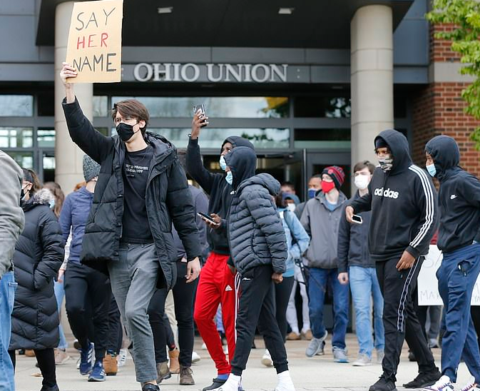 Nhiều sinh viên cũng tham gia cuộc biểu tình.