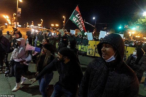 Những người biểu tình tuần hành với khẩu hiệu "Mạng sống của người da màu cũng quan trọng" và hô vang tên của Makhia Bryant.