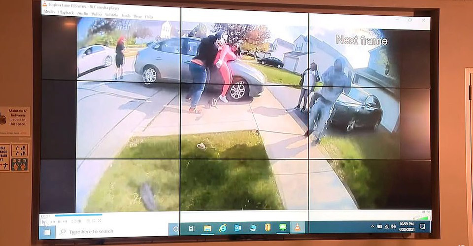 Trước đó, Makhia được nhìn thấy mang theo dao rời khỏi nhà và tiến đến một người phụ nữ khác.