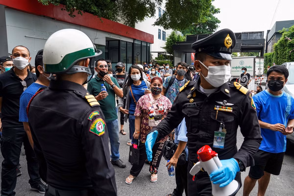 Dich Covid-19 bung tro lai, pho xa Thai Lan toi den giua tet Songkran-Hinh-10