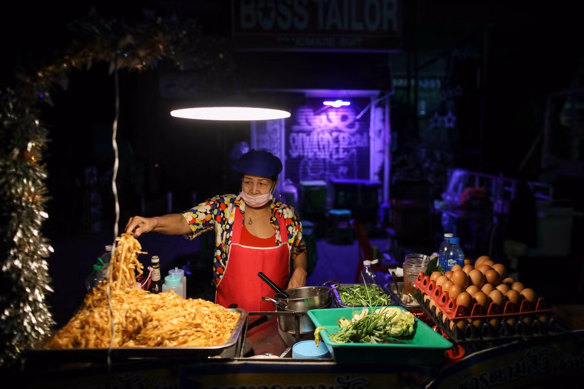 Dich Covid-19 bung tro lai, pho xa Thai Lan toi den giua tet Songkran-Hinh-6