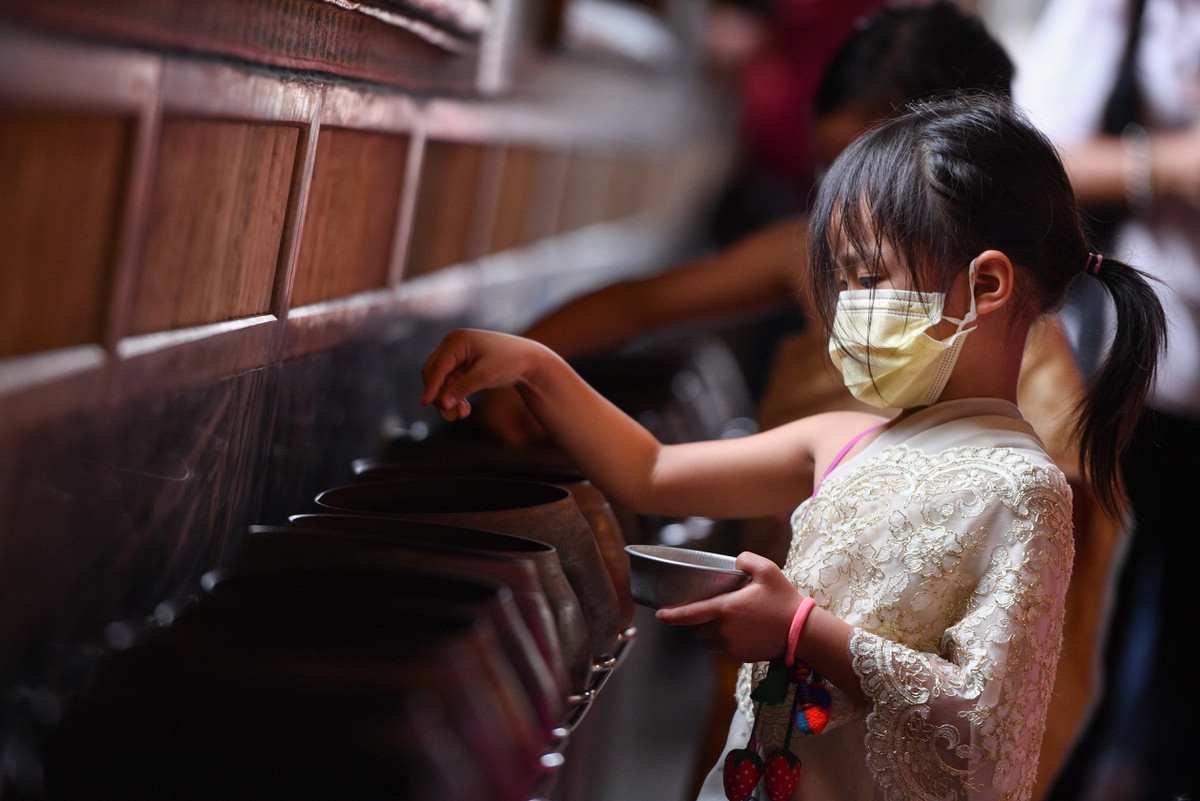 Dich Covid-19 bung tro lai, pho xa Thai Lan toi den giua tet Songkran-Hinh-2