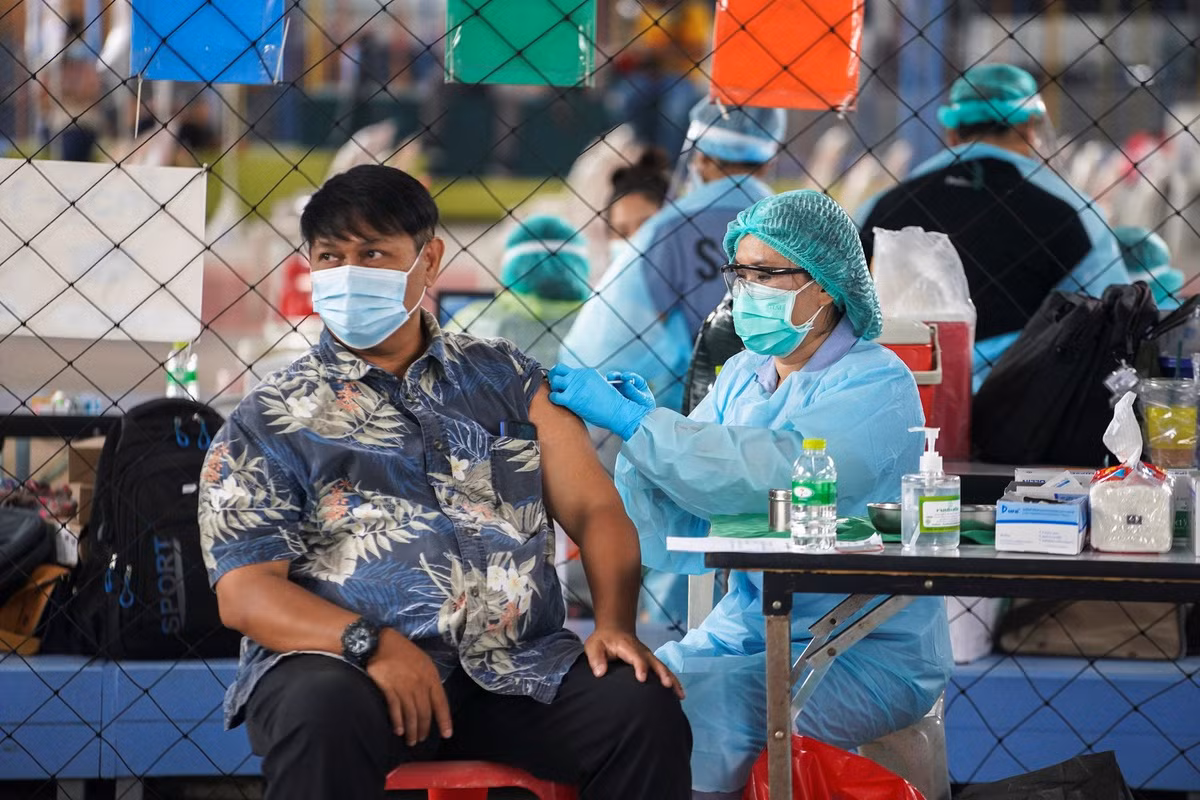 Dich Covid-19 bung tro lai, pho xa Thai Lan toi den giua tet Songkran-Hinh-11