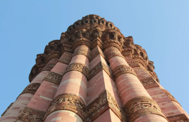 Tháp Qutab Minar ở New Delhi được xây hoàn toàn bằng gạch và đá cẩm thạch với chiều cao lên tới 73 mét. Đây là một trong những địa điểm du lịch nổi tiếng nhất của thủ đô Ấn Độ. Ảnh: BRB.