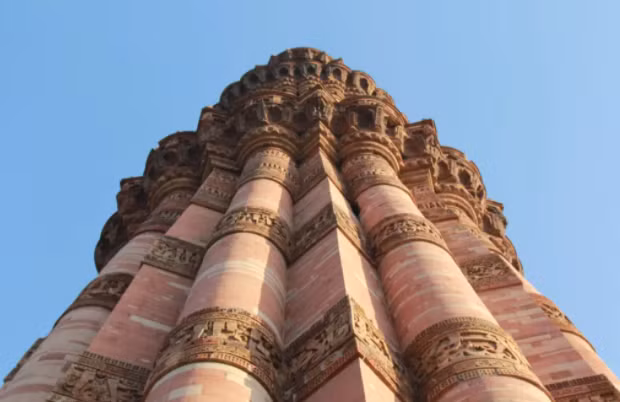 Tháp Qutab Minar ở New Delhi được xây hoàn toàn bằng gạch và đá cẩm thạch với chiều cao lên tới 73 mét. Đây là một trong những địa điểm du lịch nổi tiếng nhất của thủ đô Ấn Độ. Ảnh: BRB.