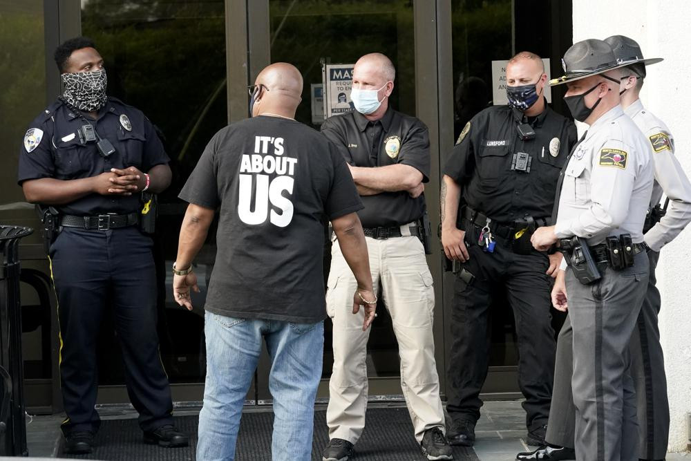 Danh tính người da màu mới nhất bị cảnh sát Mỹ bắn chết - Hình 9 Danh tinh nguoi da mau moi nhat bi canh sat My ban chet-Hinh-9