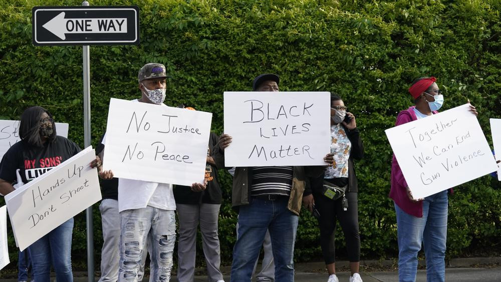 Danh tính người da màu mới nhất bị cảnh sát Mỹ bắn chết - Hình 8 Danh tinh nguoi da mau moi nhat bi canh sat My ban chet-Hinh-8