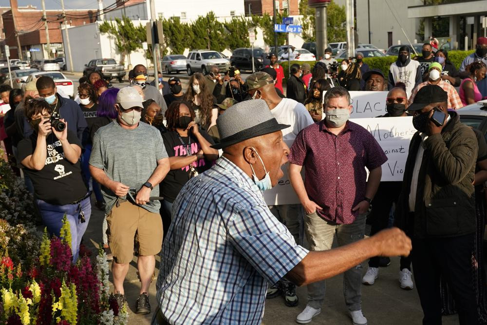 Danh tính người da màu mới nhất bị cảnh sát Mỹ bắn chết - Hình 6 Danh tinh nguoi da mau moi nhat bi canh sat My ban chet-Hinh-6