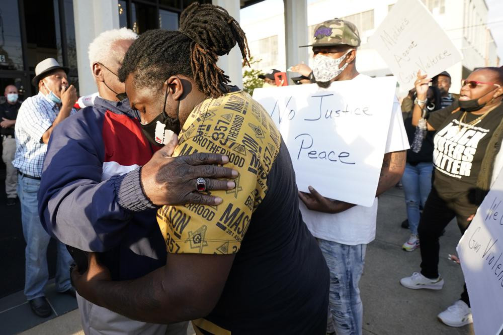 Danh tính người da màu mới nhất bị cảnh sát Mỹ bắn chết - Hình 5 Danh tinh nguoi da mau moi nhat bi canh sat My ban chet-Hinh-5