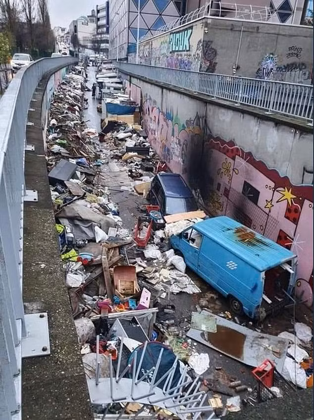 Theo Daily Mail, nhiều ngày qua, hàng nghìn bức ảnh ghi lại cảnh tượng rác thải tràn lan trên đường phố của thủ đô Paris được đăng tải trên mạng xã hội kèm hashtag "SaccageParis". (Nguồn ảnh: Daily Mail)