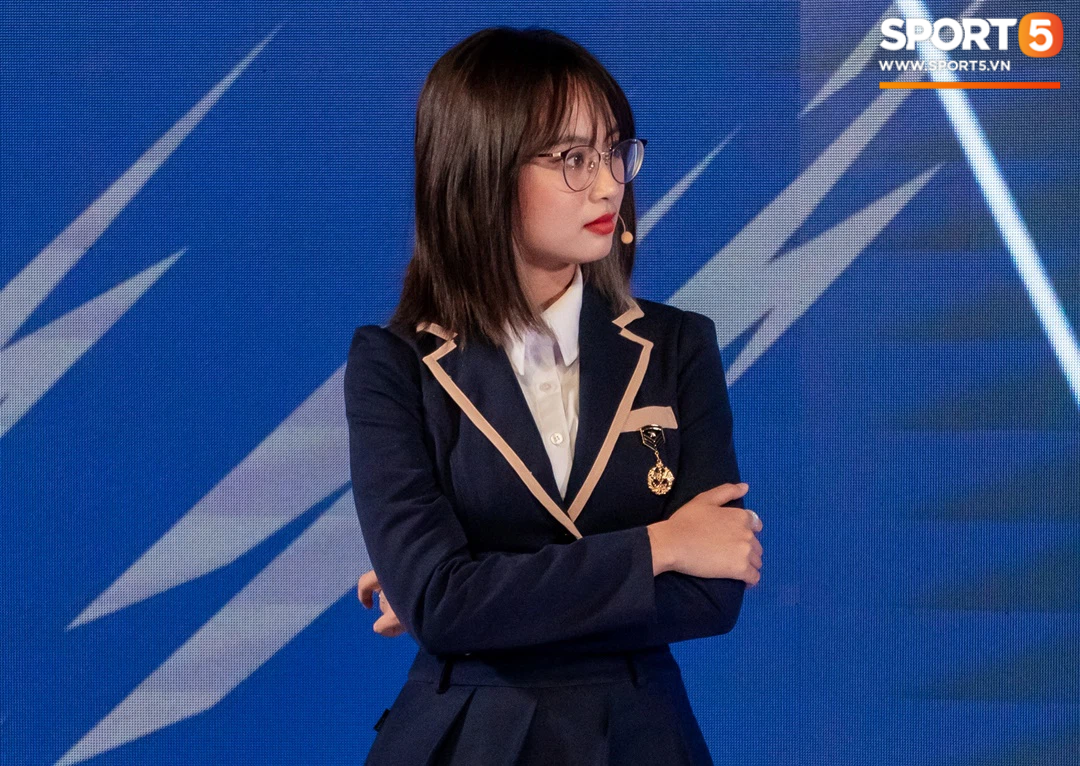 Gặp gỡ MC Minh Nghi sau trận đấu, cô nàng có đôi lời nhận định về màn trình diễn của RSG. Nữ MC cho rằng kết quả này không quá bất ngờ.