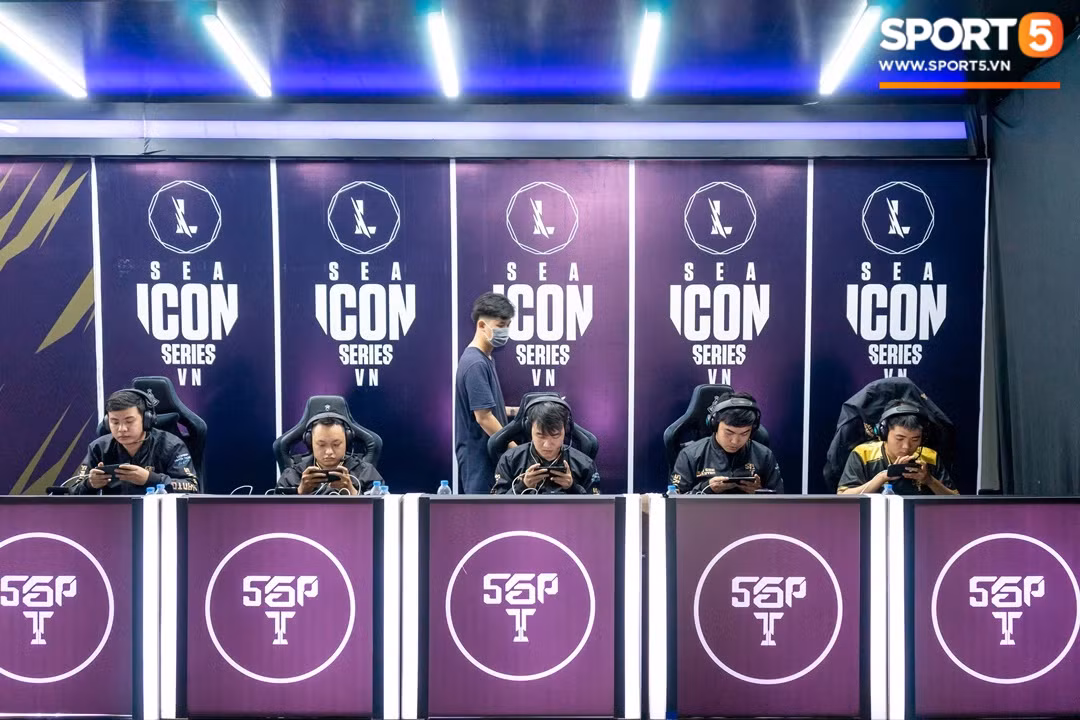 Tiếp đó, anh cũng tỏ ra hài lòng với những thành tích SGP đạt được. "Tôi nghĩ điểm mấu chốt giúp đội nhà liên tục thi đấu thăng hoa là nhờ tinh thần của các thành viên. Sau khi từ cõi chết trở về ở vòng loại, mọi người đều nỗ lực hơn rất nhiều", Blake1 nói thêm.