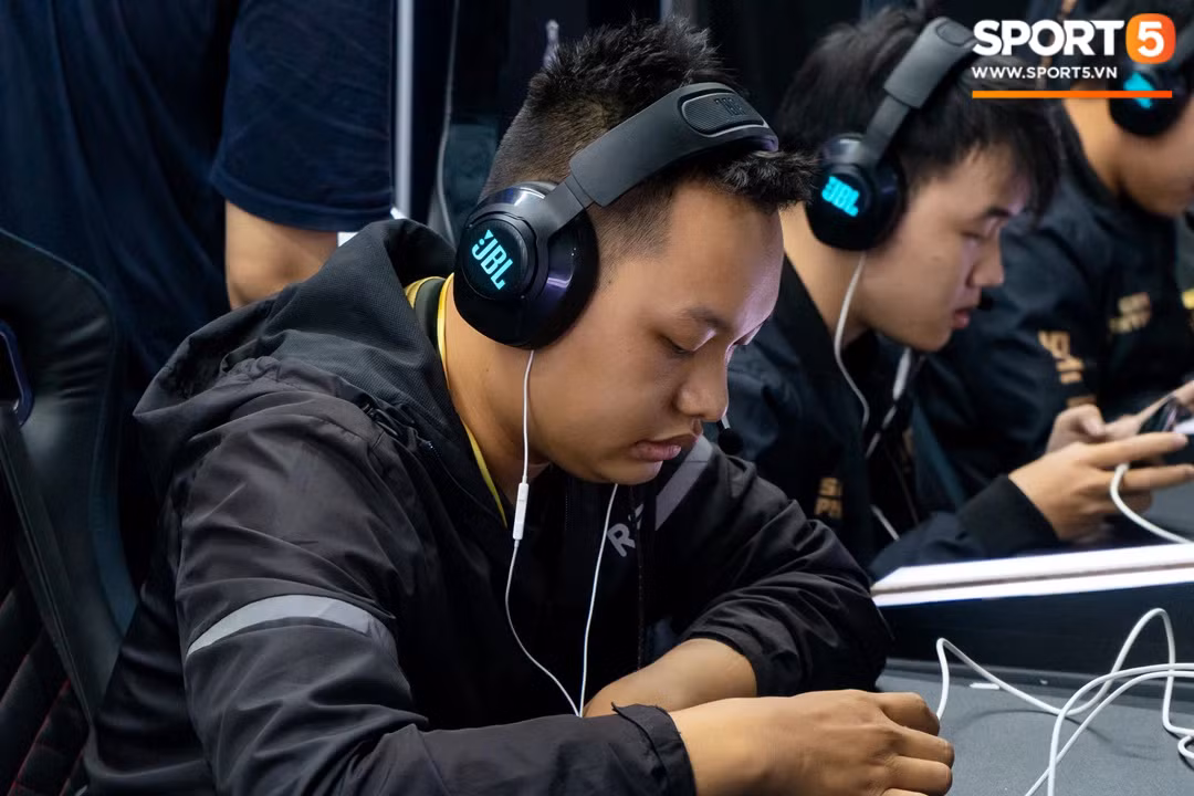 "Thời gian gần đây, RSG không có được phong độ tốt nhất. Họ đang chững lại vì bể tướng chưa được đa dạng. Nếu muốn tiến xa hơn, tôi nghĩ RSG nên sớm cải thiện lượng tướng", Blake1 cho hay.