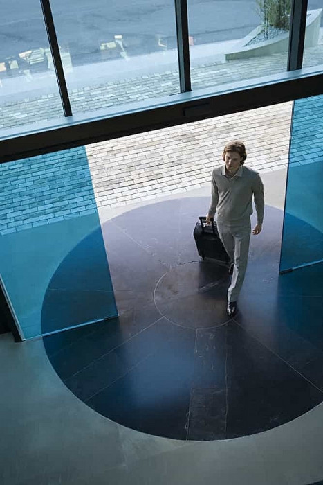 Năm 1899, H.G.Wells đã viết trong cuốn sách The Sleeper Wakes (tạm dịch là Thức dậy) về những cánh cửa tự động. Sau đó, những cánh cửa này đã thực sự ra đời vào năm 1960. (Nguồn: Stars Insider)