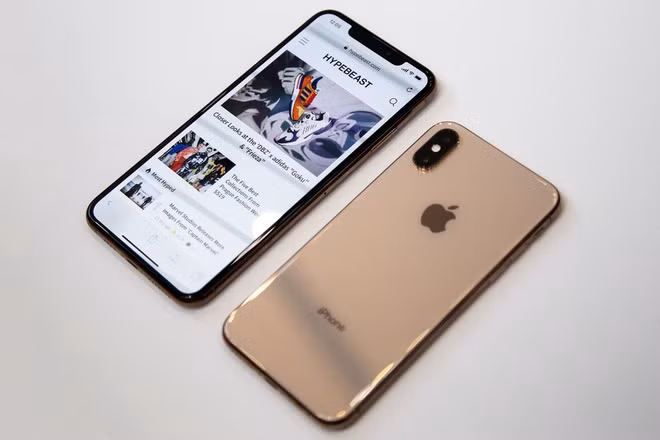 iPhone XS Max 64 GB qua sử dụng đang có giá khoảng 11,5-12,4 triệu đồng tùy cửa hàng và màu sắc. Thiết bị có màn hình OLED 6,5 inch phục vụ tốt nhu cầu xem phim, chip xử lý A12 Bionic đủ sức đáp ứng đa số game hiện nay. So với iPhone 11, iPhone XS Max có màn hình lớn và đẹp nhưng chip xử lý cũ hơn một đời, camera sau không có tính năng chụp đêm hay thuật toán xử lý ảnh Deep Fusion. Ảnh: Hypebeast.