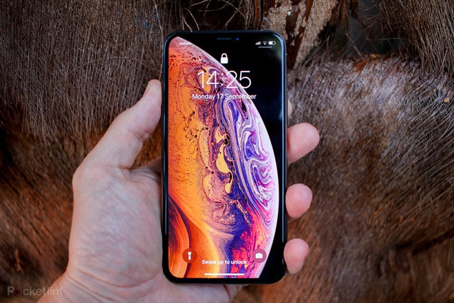  iPhone XS là phiên bản nhỏ hơn của XS Max, màn hình kích thước 5,8 inch dành cho những người thích sở hữu smartphone nhỏ gọn, dễ dàng cầm bằng một tay. Máy trang bị camera kép, chip xử lý tương tự iPhone XS Max nhưng dung lượng pin nhỏ hơn, 2.658 mAh so với 3.174 mAh. Phiên bản 64 GB qua sử dụng của iPhone XS có giá khoảng 8,8-10 triệu đồng tùy phiên bản. So với iPhone X, giá của iPhone XS cũ không chênh lệch lớn nhưng cấu hình mạnh hơn, được cập nhật iOS lâu dài. Ảnh: Pocket-lint.