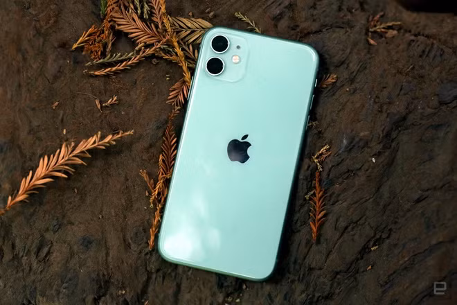  iPhone 11 qua sử dụng đang được một số cửa hàng bán với giá 12 triệu đồng cho dung lượng 64 GB, chênh lệch khoảng 200.000-400.000 đồng tùy phiên bản màu sắc. Máy trang bị màn hình LCD 6,1 inch, chip xử lý Apple A13 Bionic, RAM 4 GB, 2 camera sau 12 MP, camera trước 12 MP và pin 3.110 mAh. Tuy đã ra mắt gần 2 năm, cấu hình của iPhone 11 vẫn đáp ứng tốt nhu cầu làm việc hoặc giải trí hàng ngày của người dùng. Ảnh: Engadget.