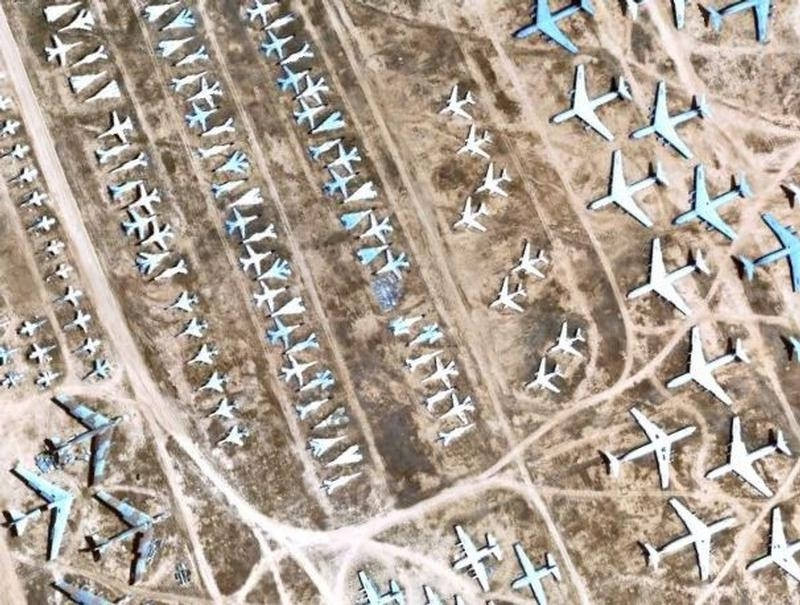 Đài tưởng niệm đã được một tổ chức do người thân của các nạn nhân lập ra xây dựng cùng với sự giúp đỡ của những người dân địa phương. 170 mảnh gương vỡ tượng trưng cho mỗi nạn nhân được đặt vòng quanh đài tưởng niệm.